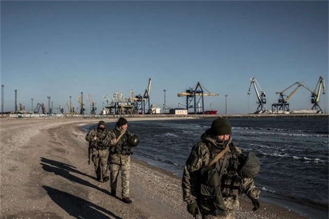  Lực lượng Biên phòng Ukraine tuần tra dọc biển Azov. (Ảnh: Getty) 