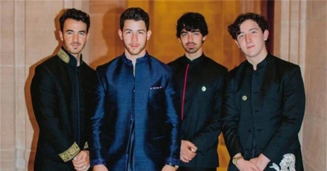  Nick Jonas (thứ 2 từ trái sang) và các phù rể trong đám cưới của mình 