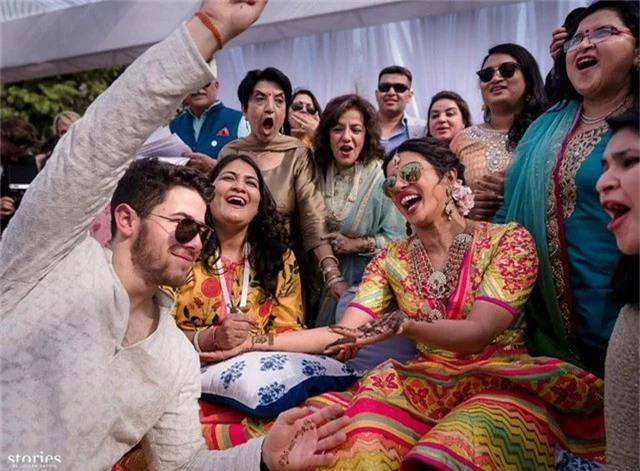  Priyanka Chopra và chồng trong lễ mehndi 