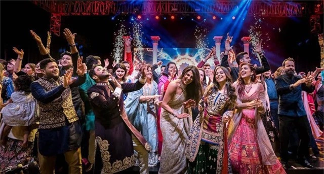 Cựu hoa hậu thế giới Priyanka Chopra (giữa) khiêu vũ cùng bạn bè trong buổi tiệc mang phong cách Ấn Độ 