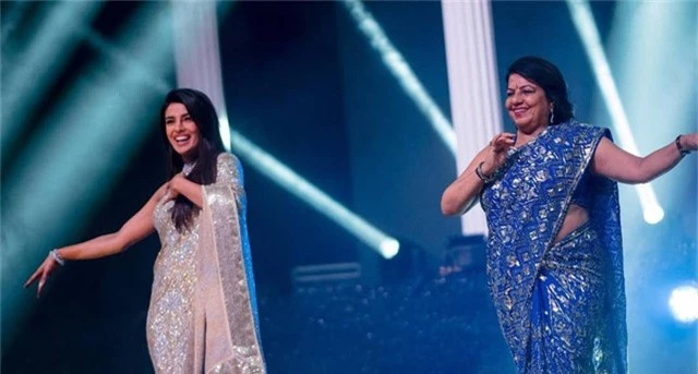  Priyanka Chopra và mẹ khiêu vũ trên sân khấu. Mẹ Priyanka Chopra hết lời khen con rể khéo cư xử, lịch thiệp, hào phóng 