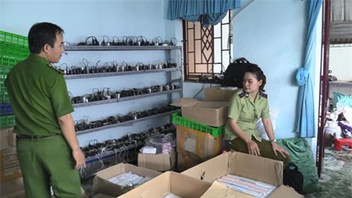 Phát hiện cơ sở sản xuất hàng nghìn cục sạc dự phòng giả