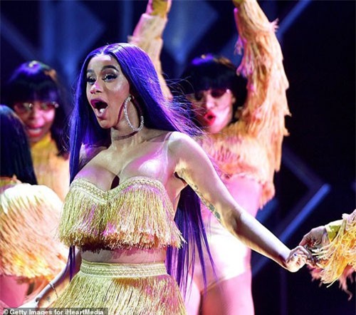 Cardi B khoe vòng một khủng
