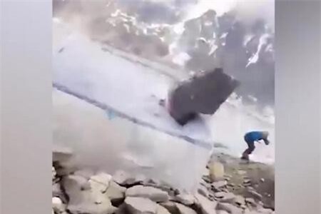 Clip: 'Lạnh gáy' trước cảnh tảng đá khổng lồ 'phi' sượt qua nhà leo núi