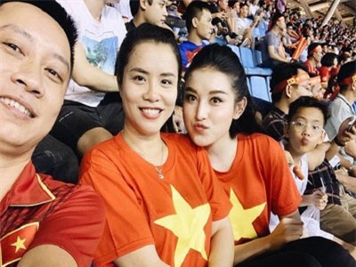 Ngắm nhan sắc 3 mỹ nhân 'cháy hết mình' cổ vũ đội tuyển Việt Nam