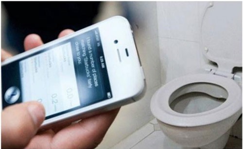 Điện thoại bẩn gấp 7 lần… bồn cầu vệ sinh