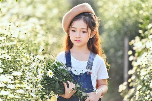 "Nàng công chúa tóc mây" 6 tuổi phiên bản Việt