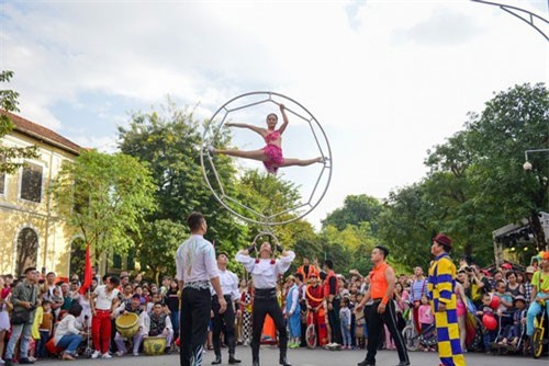 Clip: Toàn cảnh lễ diễu hành nghệ thuật xiếc trên phố đi bộ hồ Gươm