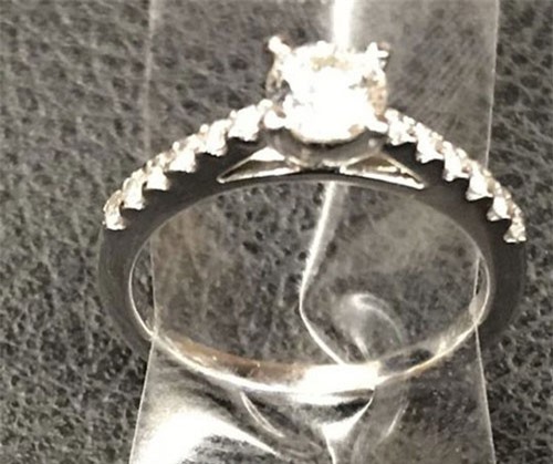 Nhẫn kim cương rơi xuống cống ngay sau màn cầu hôn