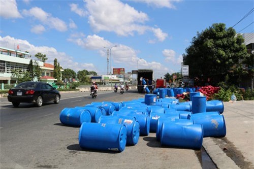 Bình Thuận: Lật xe tải chở 30 tấn hóa chất