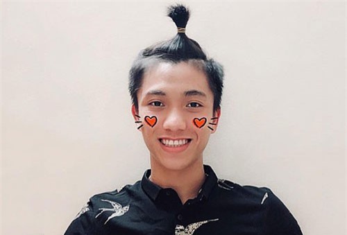 Những "gạch đầu dòng" siêu đáng yêu về Phan Văn Đức: Thánh ngơ, nghiện vuốt tóc, selfie 1001 kiểu như 1