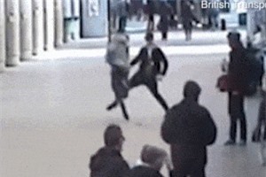 Trộm gặp ‘quả đắng’ khi ‘hiệp sĩ đường phố’ ra…chân