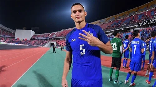 Mika Chunuonsee đá hay nhất hàng thủ Thái Lan