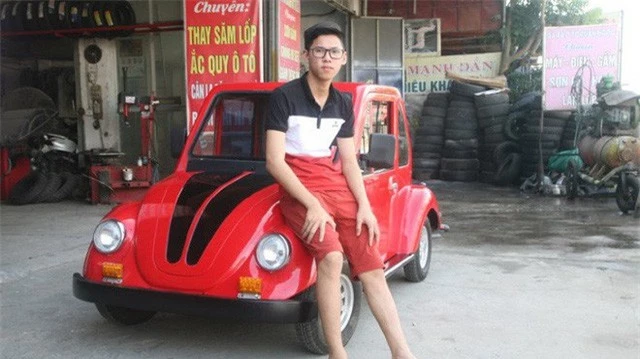Ngô Việt Cường bên chiếc xe ô tô điện do em tự thiết kế mang kiểu dáng cổ điển.