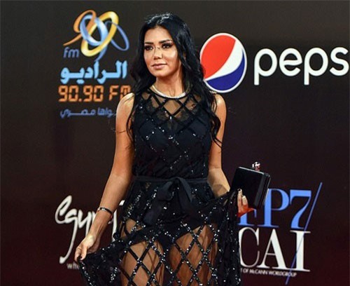 Mặc váy khoe chân, sao nữ Ai Cập đối mặt nguy cơ "bóc lịch"