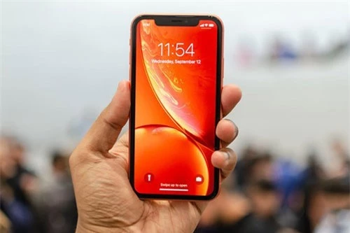 iPhone XR sở hữu nhiều tính năng cao cấp nhưng có giá bán rẻ hơn. Ảnh: DigitalTrends.