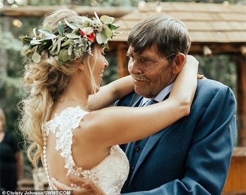 Cha sắp mất vẫn gắng nhảy cùng con gái trong lễ cưới” khiến dân mạng cảm động