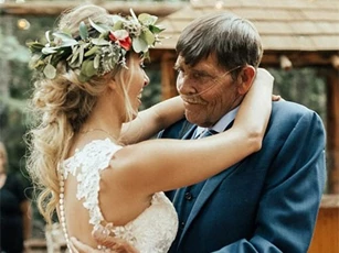 Cha sắp mất vẫn gắng nhảy cùng con gái trong lễ cưới” khiến dân mạng cảm động