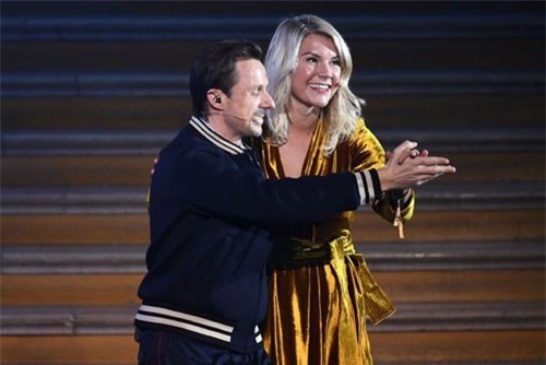 Clip: Nữ cầu thủ xuất sắc nhất thế giới bị ‘quấy rối’ ngay trên sân khấu lễ trao giải Quả bóng Vàng