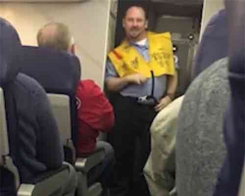 Hành khách cười rũ rượi trước màn 'múa cột' độc đáo của nam tiếp viên 'bụng béo'