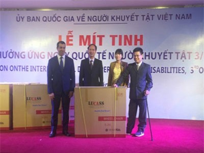 Đại sứ Azerbaijan trao tặng xe lăn cho người khuyết tật Việt Nam
