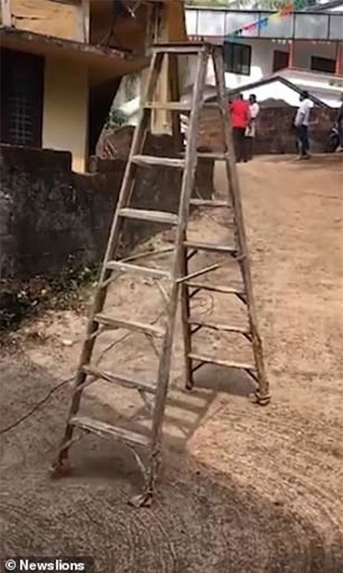 Kỳ lạ: Chiếc thang "tự biết đi" khiến dân làng sợ "lạnh gáy"