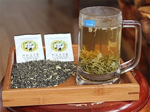 Loại trà đặc biệt này được chăm bón bằng phân gấu trúc, loài vật được coi là quốc bảo của Trung Quốc. Ảnh: Internet.