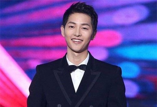 Song Joong Ki sẽ dẫn MAMA 2018 cùng Park Bo Gum và Jung Hae In