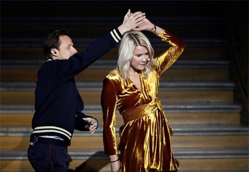 Chủ nhân QBV Nữ khó chịu vì bị DJ chương trình yêu cầu nhảy điệu lắc mông sexy