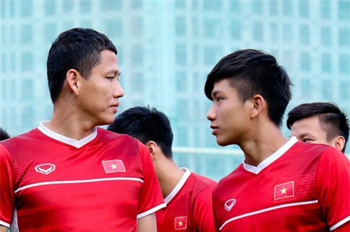 Clip: Cặp 'song Đức' thân thiết trên sân tập, Văn Lâm bị nhắc nhở 