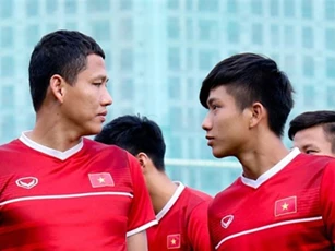 Clip: Cặp 'song Đức' thân thiết trên sân tập, Văn Lâm bị nhắc nhở