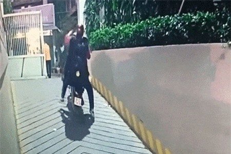 Clip: Cô gái bốc đầu xe do nhấn ga mạnh khi lên dốc