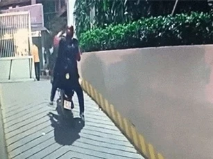 Clip: Cô gái bốc đầu xe do nhấn ga mạnh khi lên dốc
