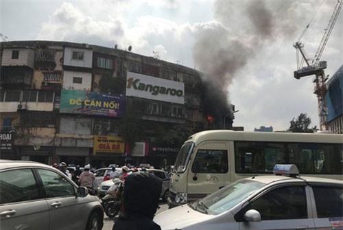 Clip: Hiện trường vụ cháy lớn tại hiệu ảnh trên phố Tôn Thất Tùng