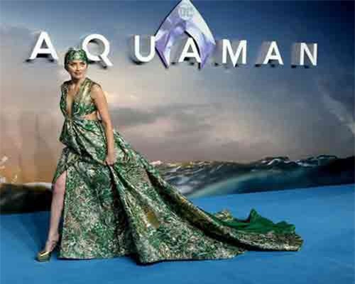 Amber Heard thản nhiên mặc áo không nội y