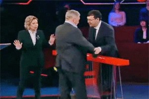 Thứ trướng Ukraine tung cước đạp nghị sĩ quốc hội trên sóng truyền hình