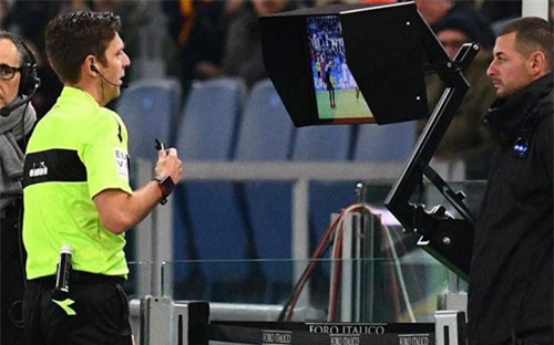 Champions League sẽ áp dụng công nghệ VAR từ vòng 16 đội