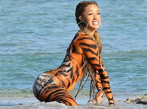 Đi biển nhưng vẫn nhớ sự hoang dã rừng xanh, Cardi B hóa thân thành "Chúa sơn lâm đi tắm"