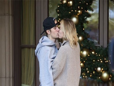 Vợ chồng Justin Bieber hôn nhau trên phố