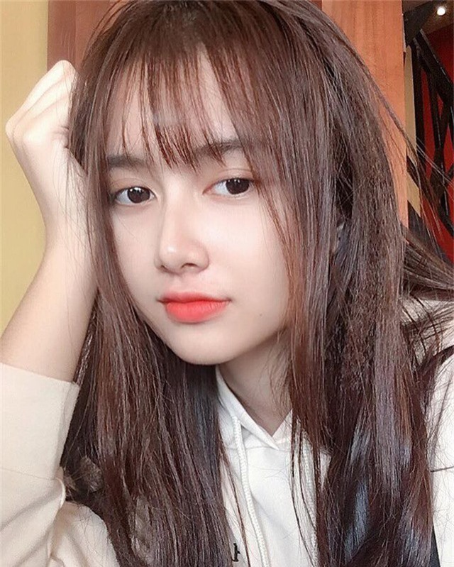 Hình ảnh của Hương Uyên được đăng tải trên một diễn đàn mạng đã thu hút hàng nghìn lượt cảm xúc cùng nhiều bình luận khen ngợi vẻ đẹp của cô bạn.