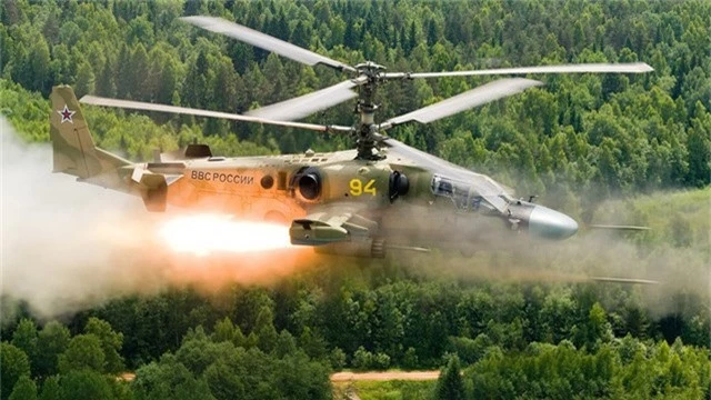 Có khả năng tác chiến ở độ cao và tốc độ nhanh ấn tượng, trực thăng tấn công Ka-52 của Nga sản xuất được coi là đối thủ ngang tầm với Apache của Mỹ. Hệ thống tên lửa chống hạm của Ka-52 có tầm tấn công ấn tượng cùng với lớp giáp chịu được đạn 23mm. Dàn hỏa lực trên Ka-52 rất mạnh mẽ, không thua kém phiên bản tiền nhiệm Ka-50. (Ảnh: Business Insider)