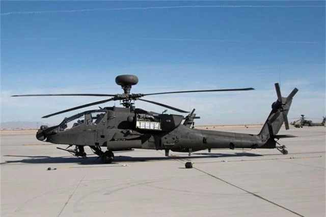 AH-64 Apache là một trong những niềm tự hào của quân đội Mỹ khi nó được trang bị hàng loạt khí tài mạnh mẽ như tên lửa Hellfire “lửa địa ngục” 70mm, súng máy tự động 30mm. Khả năng dò tìm mục tiêu của AH-64 rất ấn tượng và nó có thể hoạt động linh hoạt khi tác chiến. Phiên bản mới nhất AH-64E Guardian được cải tiến, nâng cao hiệu quả chiến đấu đáng kể. (Ảnh: Business Insider)