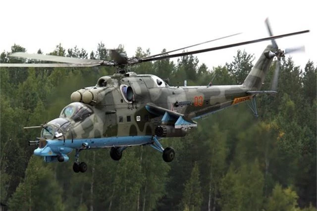 Mi-24 sở hữu tên lửa chống tăng không quá uy lực so với đối thủ hiện tại, nhưng nó rất hiệu quả khi tấn công lực lượng bộ binh đối phương. Trong thực chiến, súng máy 30mm của Mi-24 có thể tiêu diệt gọn gàng đối phương, trong khi lớp giáp dày dặn giúp nó gần như “miễn nhiễm” với các loại hỏa lực đất đối không của bộ binh. Ngoài ra, Mi-24 của Nga sản xuất có thể trở thành trực thăng vận tải. (Ảnh: Wikipedia)