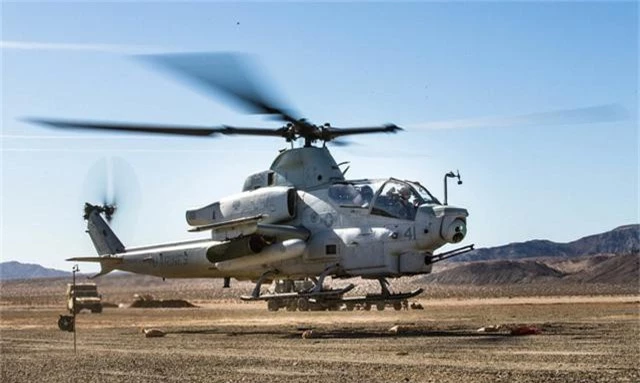 Bell AH-1Z Viper đã được Mỹ nâng cấp rất nhiều lần kể từ phiên bản gốc. Nó sở hữu tên lửa hellfire có thể tiêu diệt xe tăng đối thủ và chiến hạm, trong khi các súng máy 20mm có thể tấn công hiệu quả các phương tiện hạng nhẹ. Tên lửa Sidewinder cho phép Viper tấn công mục tiêu đối thủ từ khoảng cách đáng kể. (Ảnh: Quân đội Mỹ)