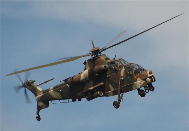 AH-2 Rooivalk là trực thăng của Nam Phi sử dụng công nghệ tàng hình, chống vũ khí tác chiến điện tử và hệ thống giáp uy lực có thể tạo nên lợi thế lớn trong tác chiến. Dàn hỏa lực trên trực thăng này bao gồm súng máy 20mm, tên lửa TOW, tên lửa chống tăng ZT-6 Mokopa. (Ảnh: Wikipedia)