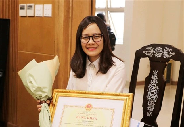  Cô giáo Dương Liên xuống thủ đô nhận Bằng khen của Bộ trưởng Bộ GD&ĐT vì có thành tích xuất sắc trong giáo dục trẻ khuyết tật năm học 2017-2018. (Ảnh: Lệ Thu) 