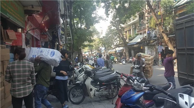 Giao dịch ngầm tại chợ ‘sung sướng’ ở phố cổ Hà Nội