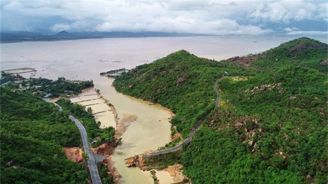 Cầu bê tông dài hơn 50m bị cuốn phăng, gãy đôi khiến 340 hộ dân bán đảo Bình Lập bị cô lập với đất liền (Ảnh: Trí Nguyễn)