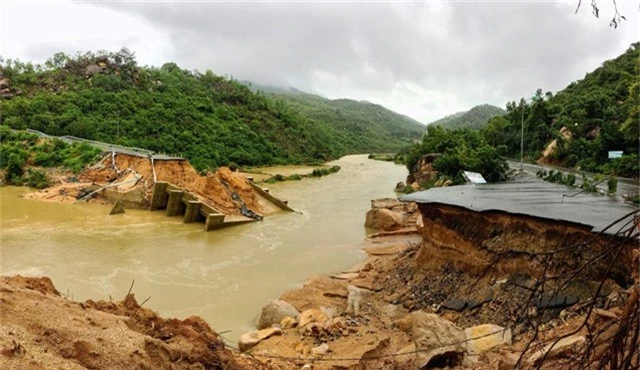 Cầu bê tông này là cầu huyết mạch kết nối với bán đảo Bình Lập (Ảnh: Trí Nguyễn)