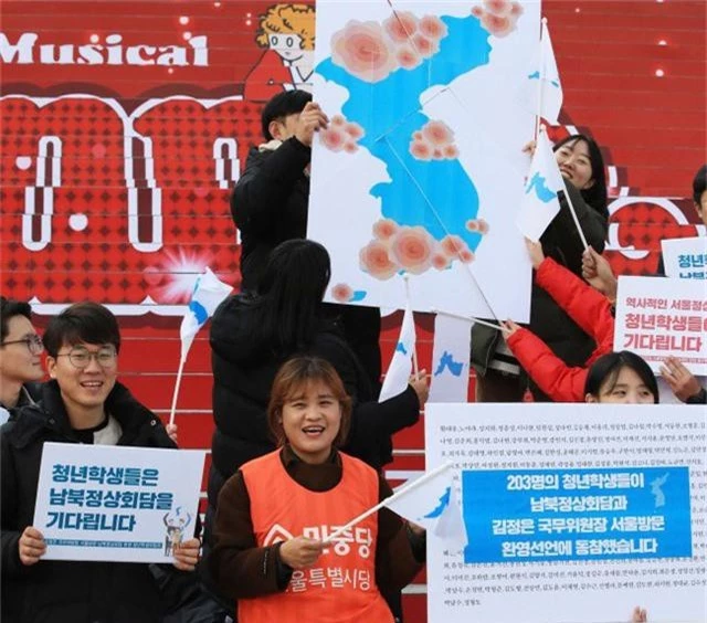  Nhóm sinh viên và nhà hoạt động tổ chức sự kiện chào mừng nhà lãnh đạo Kim Jong-un qua thăm Hàn Quốc (Ảnh: Yonhap) 